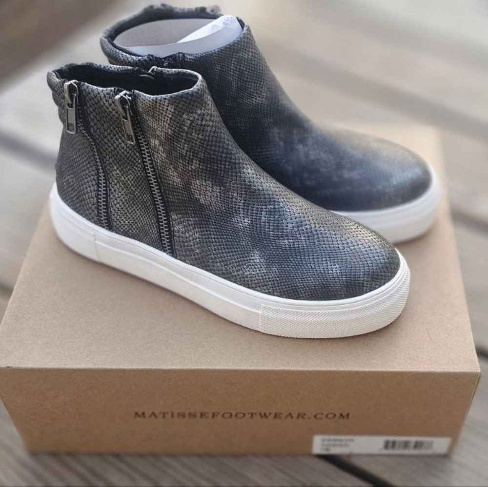Nwt COCONUTS BY MATISSE  FASHION SNEAKER  SNAKE PRINT